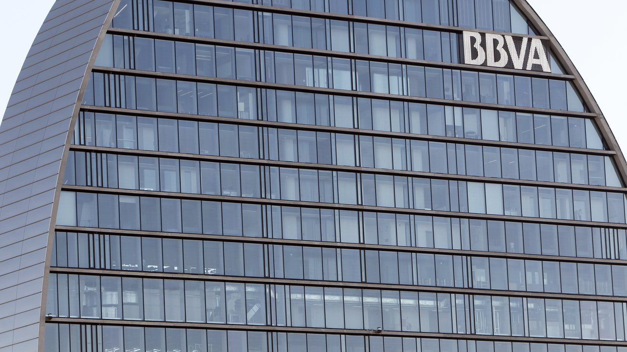 BBVA ordena sondear a sus clientes con acciones del Sabadell ante el temor a un rechazo a la OPA