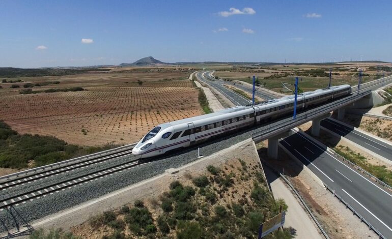 CAF tiene un tren para competir con Talgo en la alta velocidad a Galicia, pero las operadoras lo miran con recelo