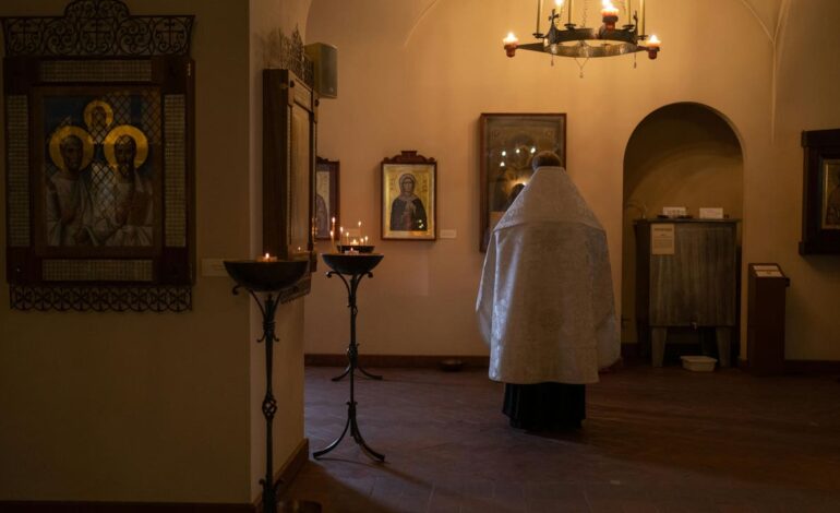 Detienen a un sacerdote en la frontera de Ucrania por intentar sacar a un hombre escondido bajo su sotana