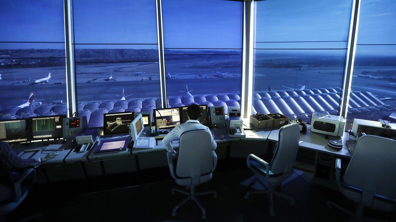 Un controlador aéreo se queda dormido y obliga a un avión a esperar casi una hora en el aire