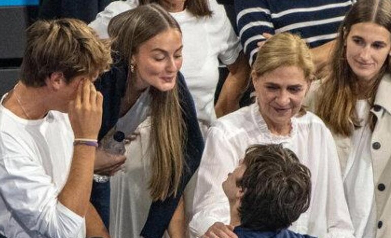 Pablo Urdangarin y Johanna Zott, besos y carantoñas en el campo de balonmano, con la infanta Cristina como testigo