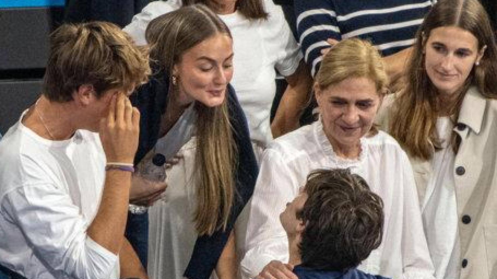 Pablo Urdangarin y Johanna Zott, besos y carantoñas en el campo de balonmano, con la infanta Cristina como testigo