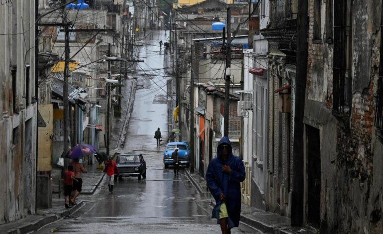 Jamaica declara el país como «zona catastrófica» tras ser arrasado por el huracán Melissa y Cuba se prepara para su paso