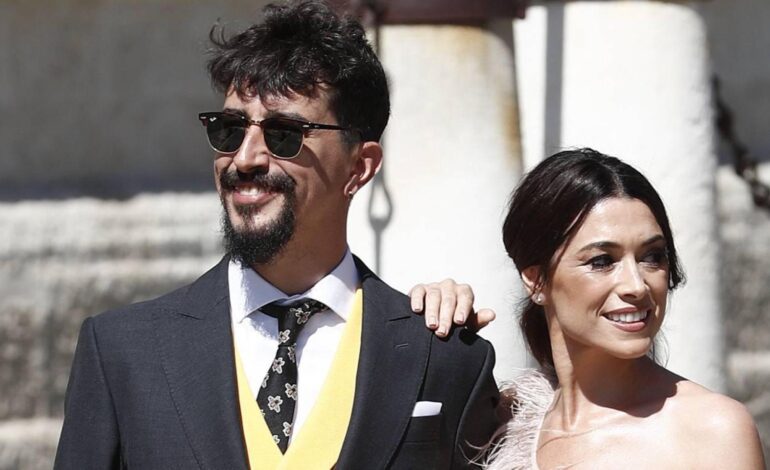 primera fotografía de Marron (‘El Hormiguero’) y la periodista Arancha Morales como marido y mujer, acompañados de su hijo