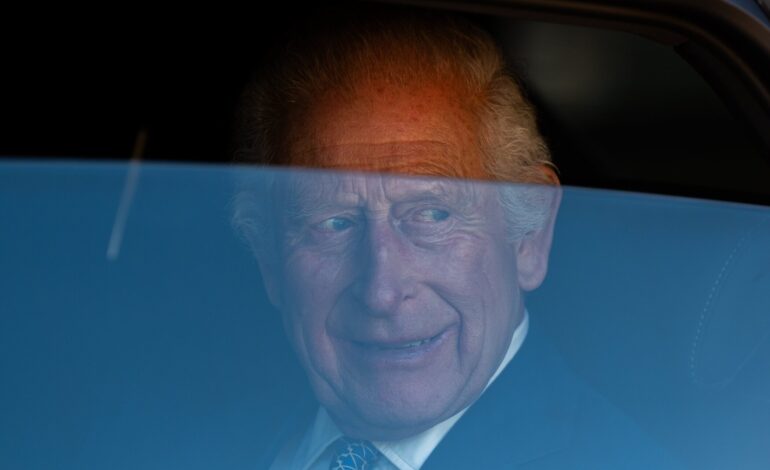 Manifestaciones contra Carlos III por las últimas noticias sobre su hermano: «¿Desde cuándo sabías lo de Andrés y Epstein?»