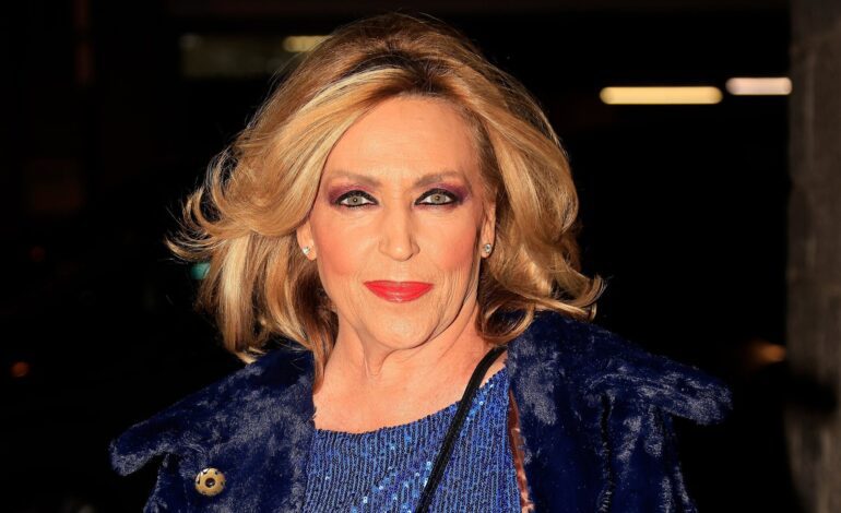 Lydia Lozano, pillada llorando desconsolada a las puertas del hospital por el ingreso de su marido Charly