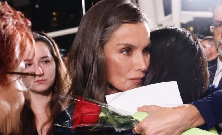 Los Reyes Felipe y Letizia, consternados y muy cercanos en el Funeral de Estado con los familiares de las víctimas de la DANA