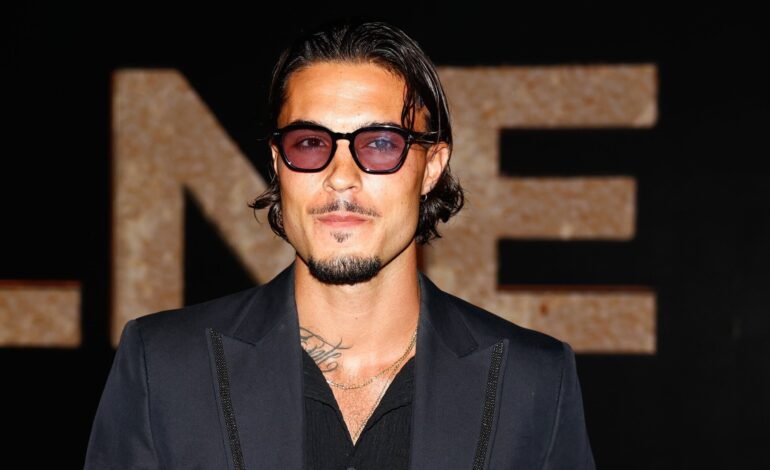 Carlo Costanzia se aparta del posado familiar con Terelu Campos y Alejandra Rubio en una noche de éxito teatral con ‘Santa Lola’