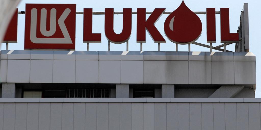 La rusa Lukoil planea vender activos internacionales debido a las sanciones occidentales