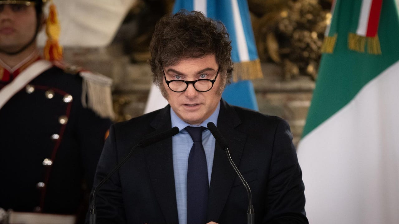 Javier Milei pisa fuerte y se impone al peronismo populista