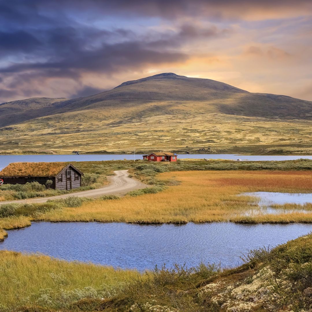 Paisaje de lagos y montañas en Oppdal, Noruega