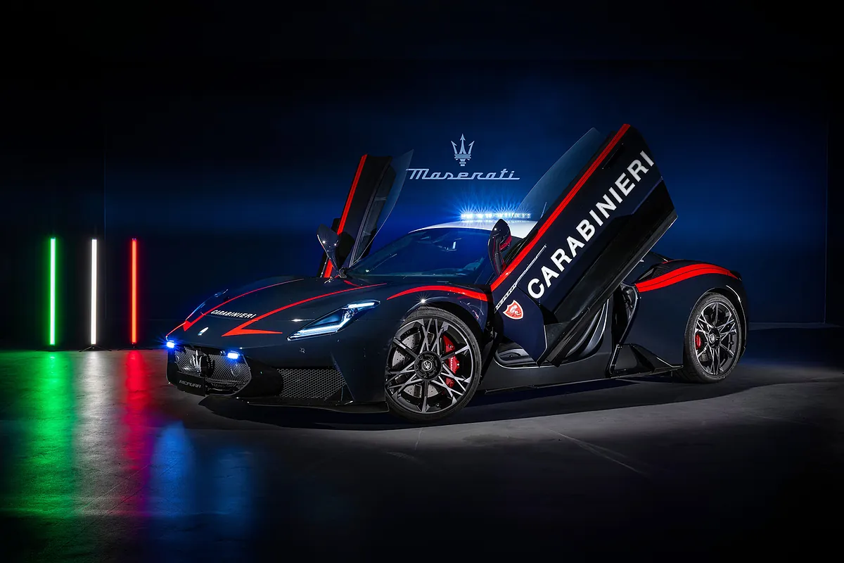 La Policía italiana estrena sus deportivos 'salvavidas'