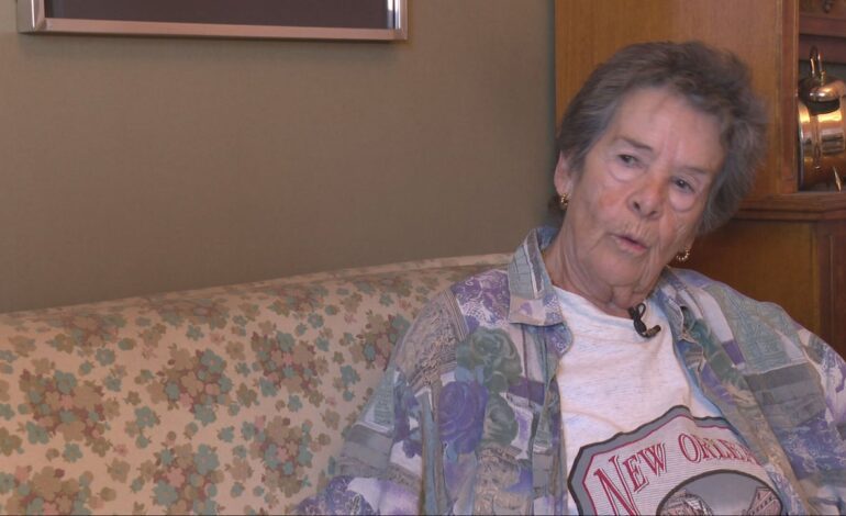 El apoyo ciudadano a Maricarmen, de 87 años, logra paralizar su desahucio por el momento