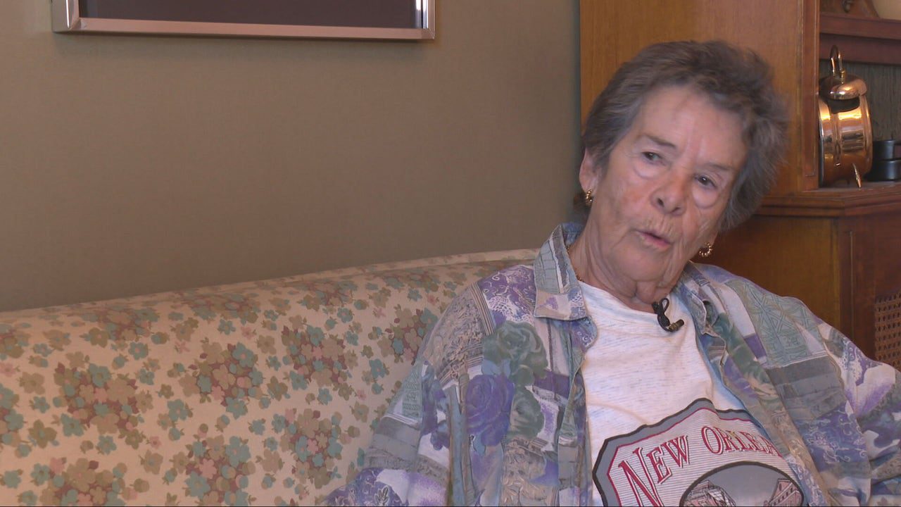 El apoyo ciudadano a Maricarmen, de 87 años, logra paralizar su desahucio por el momento