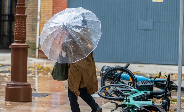 Un herido, calles anegadas y un colegio evacuado por las intensas lluvias en la provincia de Huelva
