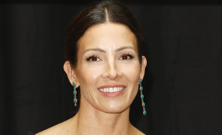 el vestido negro que todas las mujeres desean para sus eventos de otoño