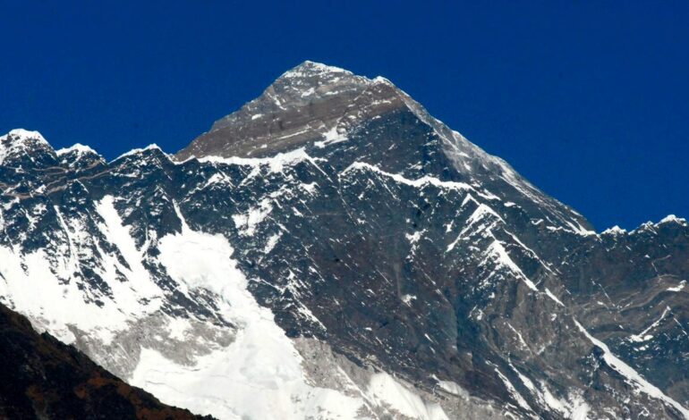 Salen a la luz las primeras imágenes de Jim Morrison esquiando por la cara norte del Everest