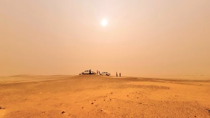 En Erg Ouarane de camino al Ojo del Sahara. Expedición realizada en 2024 por EL PAÍS Viajes en el desierto del Sahara.