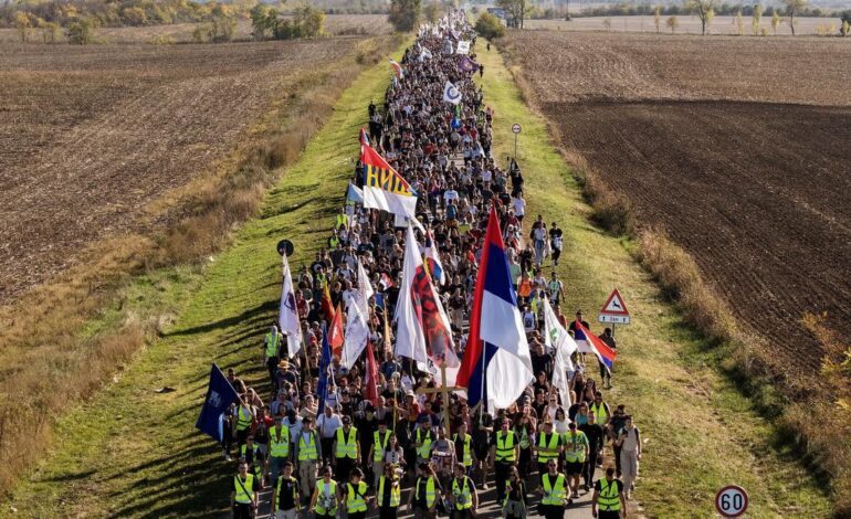 Miles de estudiantes de Serbia claman contra el régimen en el primer aniversario de la tragedia en la estación de tren de Novi Sad