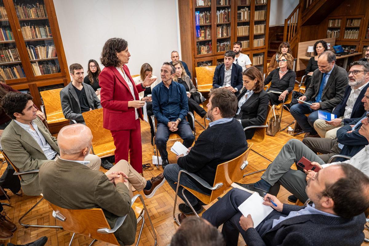 La subdirectora de EL PERIÓDICO, Gemma Martínez, habla en el encuentro de Puentes Europeos en Barcelona, con la presidenta de la Comisión Especial sobre la Crisis de la Vivienda en el Parlamento Europeo, Irene Tinagli, y el catedrático de Economía de la UPF, José María Raya.