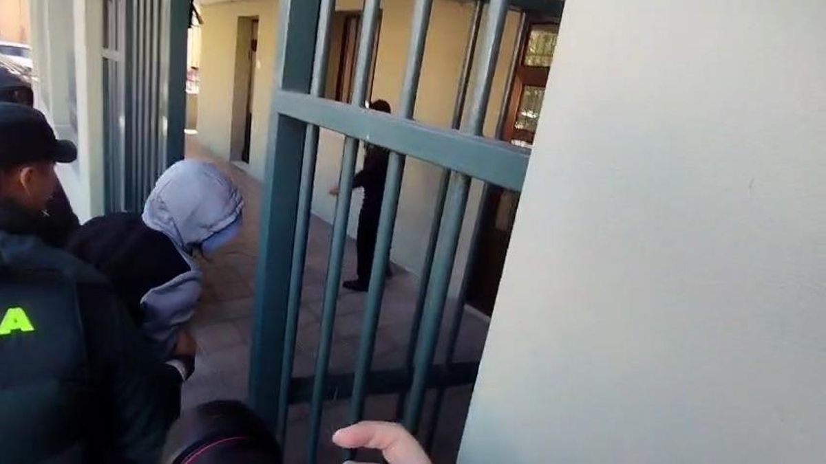 El supuesto autor de la paliza de «Lupo» en Laviana, recibido al grito de «asesino, asesino» a la entrada de los Juzgados (donde está ya declarando)