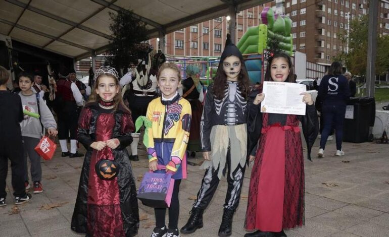 SAMAÍN EL LLANO I El Llano ya celebra su Samaín con más de medio centenar de comercios y cientos de niños recorriendo el barrio