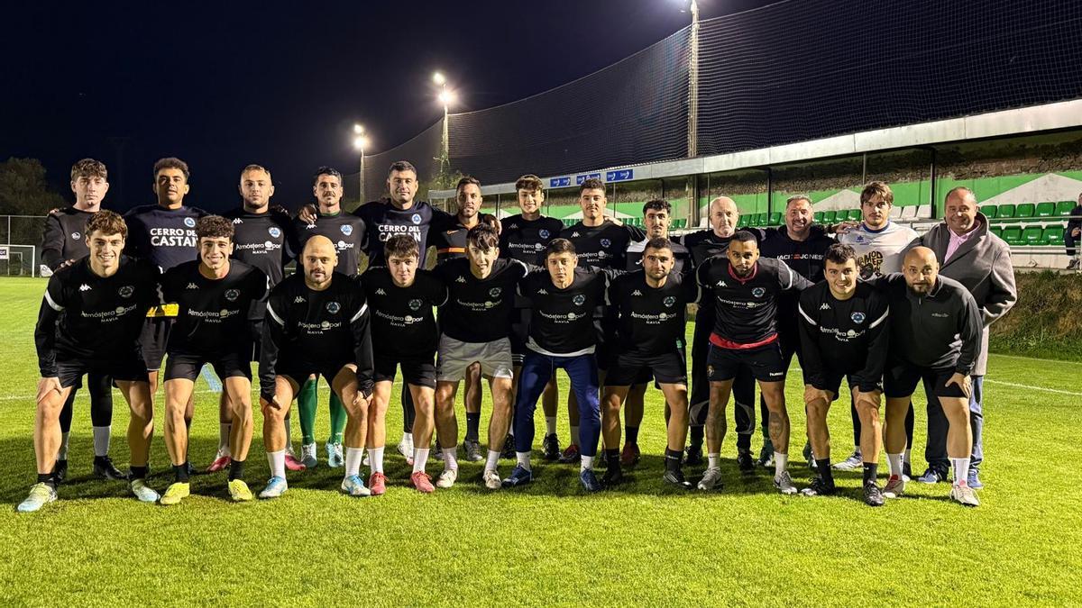 Un estudiante de INEF en Coruña, un repartidor o un operador de máquinas: así es la plantilla del equipo asturiano que ha hecho historia en la Copa del Rey