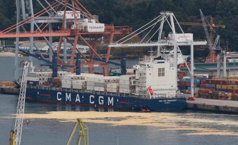 Dos heridos, uno grave, tras la rotura de un tanque que vertió aceite de palma en la ría de Vigo