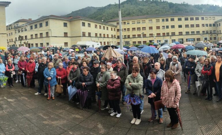 HOMICIDIO EN LAVIANA | «No se puede permitir, queremos justicia»: el pueblo de Barredos alza la voz con «Lupo» en la memoria