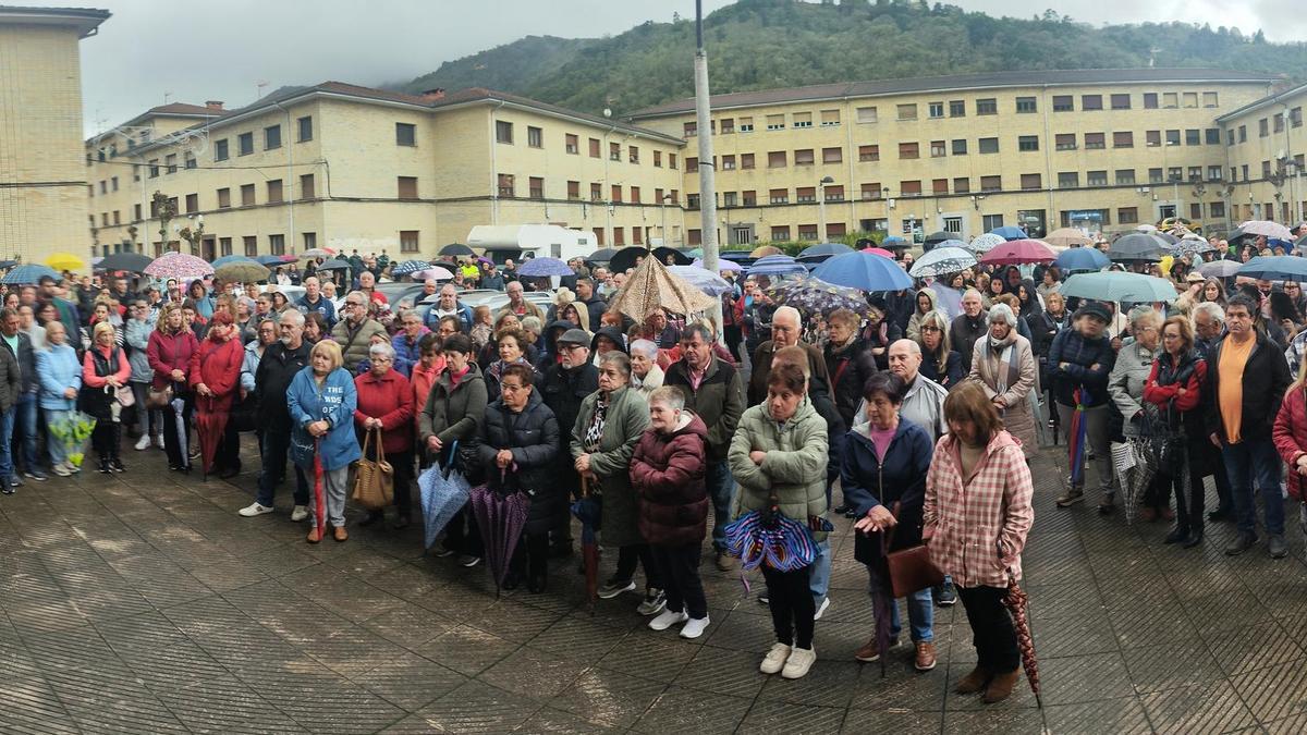 HOMICIDIO EN LAVIANA | «No se puede permitir, queremos justicia»: el pueblo de Barredos alza la voz con «Lupo» en la memoria