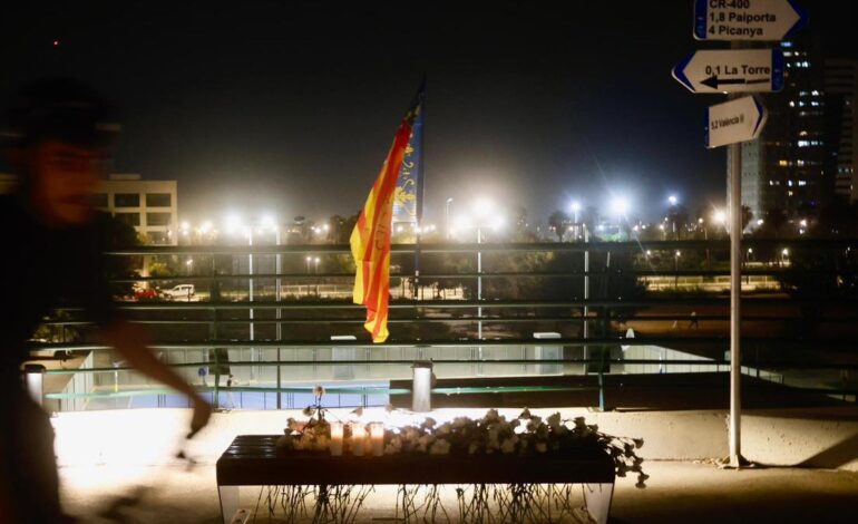 Flores y velas en homenaje a las víctimas en el puente de la solidaridad