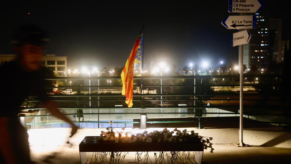 Flores y velas en homenaje a las víctimas en el puente de la solidaridad
