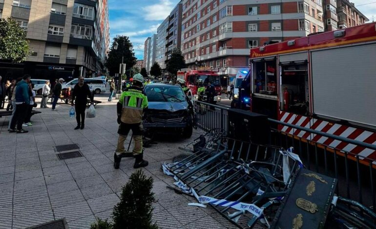 COCHE ARRANCA VALLA OVIEDO | Un coche pierde el control en la calle Valentín Masip de Oviedo y deja un herido y 10 metros de valla arrancados