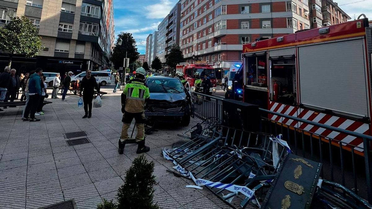 COCHE ARRANCA VALLA OVIEDO | Un coche pierde el control en la calle Valentín Masip de Oviedo y deja un herido y 10 metros de valla arrancados