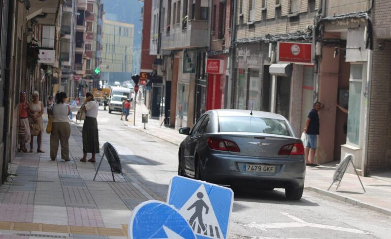 El PP de Mieres denuncia el “caos circulatorio y comercial” en el centro de la ciudad por la falta de coordinación entre varias obras
