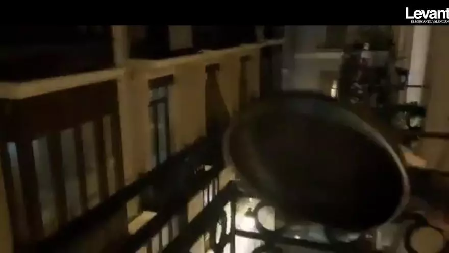 Cacerolada a las 20.11 horas, hora en la que sonaba Es-Alerta, en varios barrios de Valencia