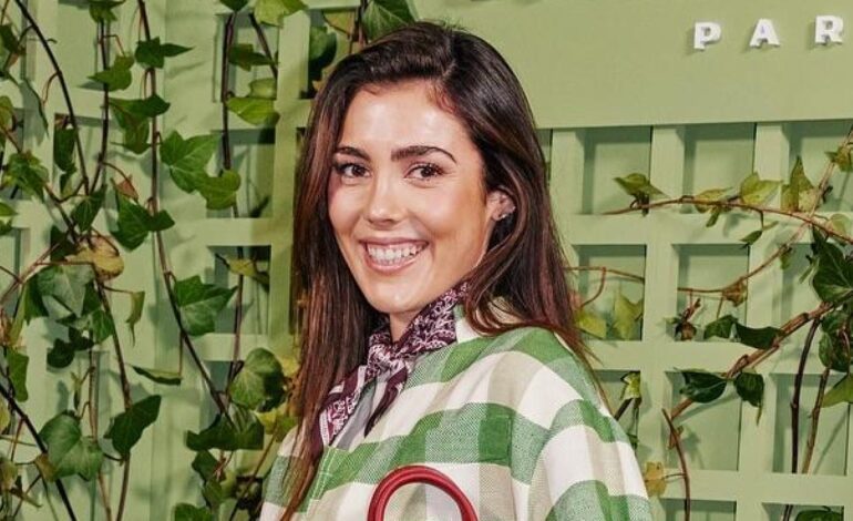 La camiseta de rayas de Anna Padilla es de su firma de ropa y será un básico en tu armario durante los meses de otoño