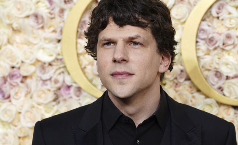 El actor Jesse Eisenberg avanza que en diciembre donará su riñón de forma altruista