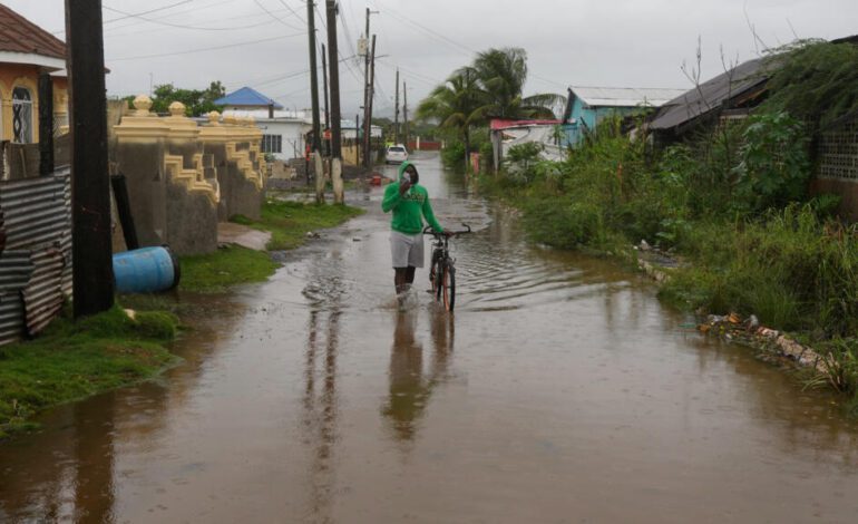Jamaica se prepara a contrarreloj para el impacto del devastador huracán Melissa