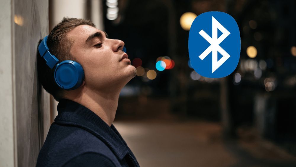 Un niño escucha música mediante Bluetooth en la calle