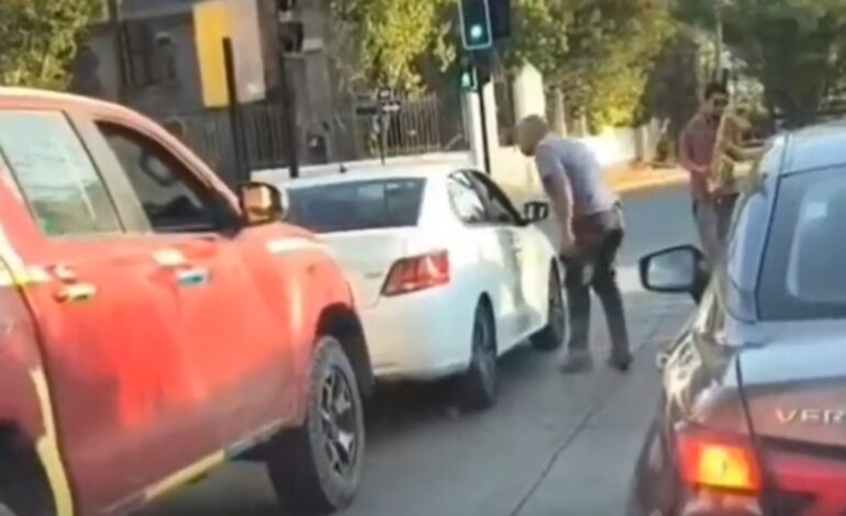 Dos conductores se pelean en plena calle y un músico callejero le pone banda sonora a la escena: parece de película, pero es real
