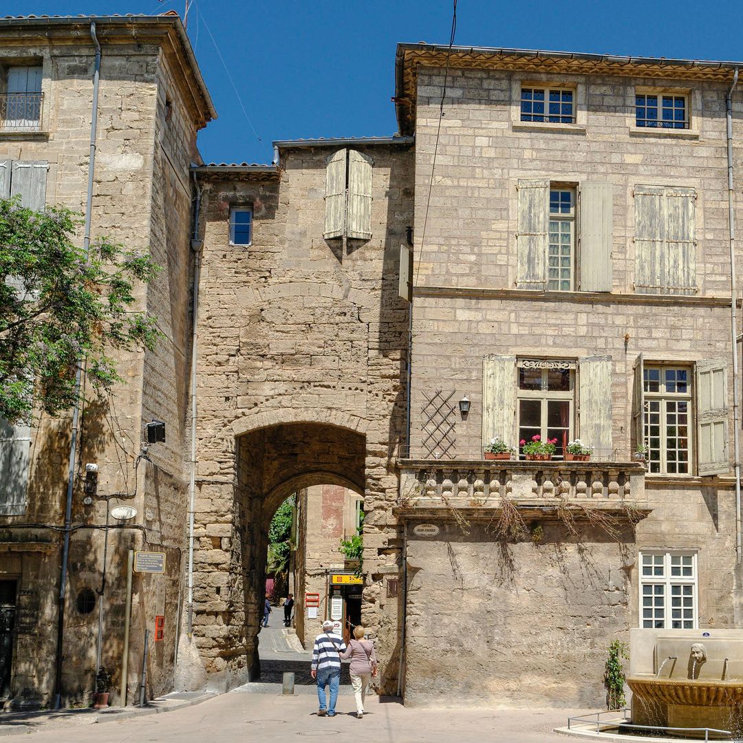 Porte Faugères, en el centro histórico de Pézenas, Francia