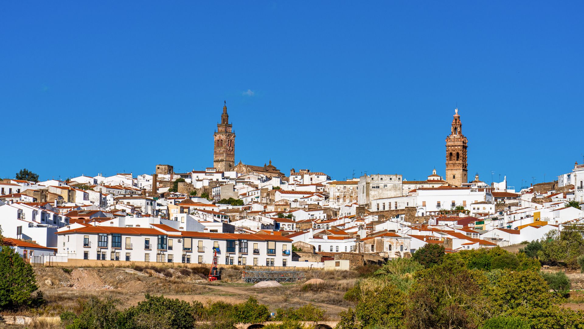 Vista panorámica de Badajoz con las torres barrocas recortadas contra el cielo