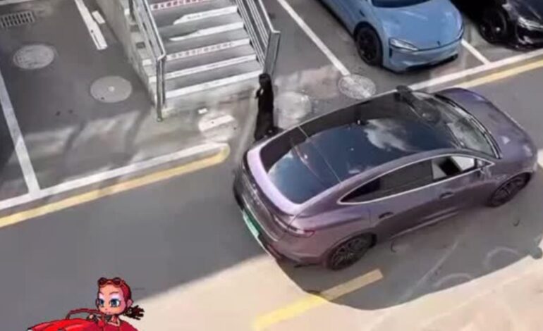 Midió el hueco con sus brazos para ver si su coche entraba: lo que hizo su Huawei Luxeed S7 ha causado sensación en las redes