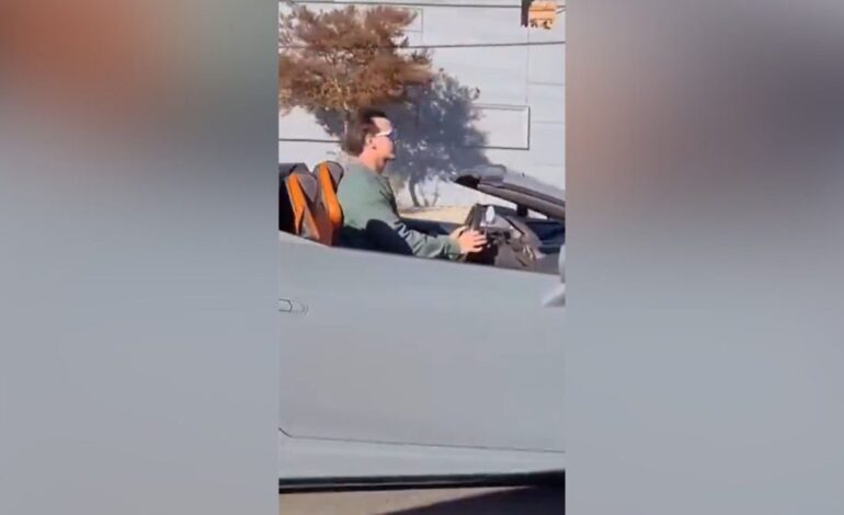 Mide dos metros y conduce un Lamborghini descapotable: un conductor le grita “ridículo”, pero la respuesta del dueño es mil veces mejor 