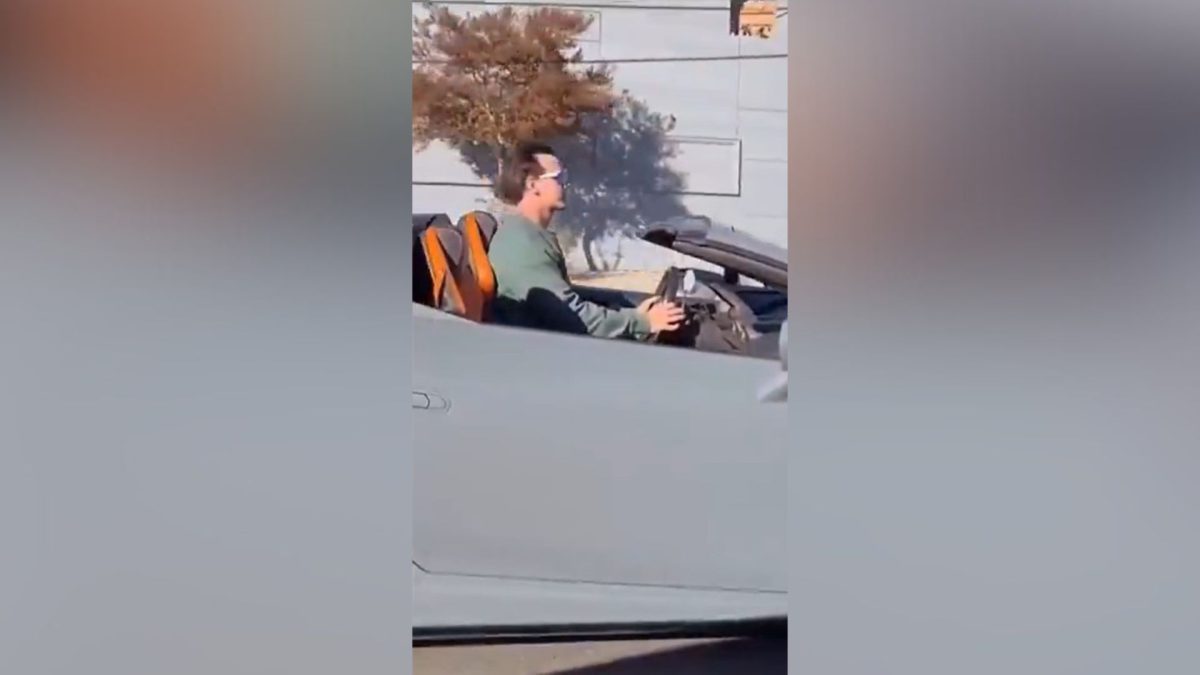 Mide dos metros y conduce un Lamborghini descapotable: un conductor le grita “ridículo”, pero la respuesta del dueño es mil veces mejor 