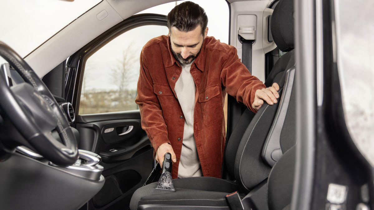 Así funciona una de las mejores lava-aspiradoras compactas que hay en el mercado para dejar tu coche como nuevo