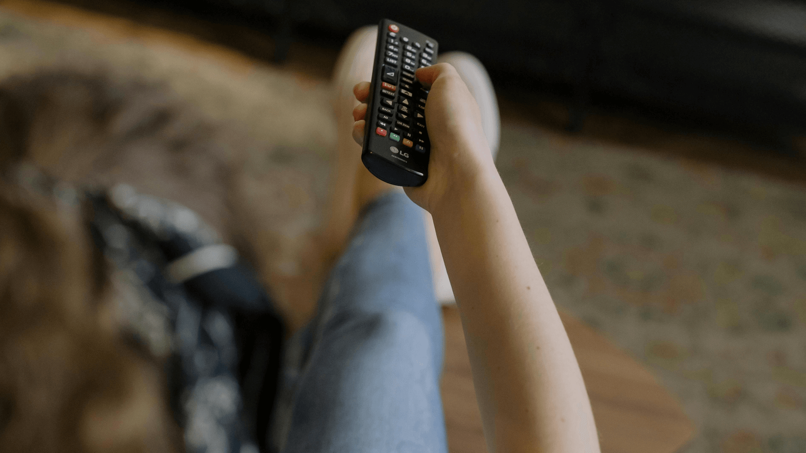 Una niña usa su control remoto