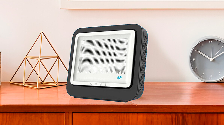 El router inteligente WiFi 6 de Movistar de color blanco muestra su diseño vertical y sencillo visto de frente.