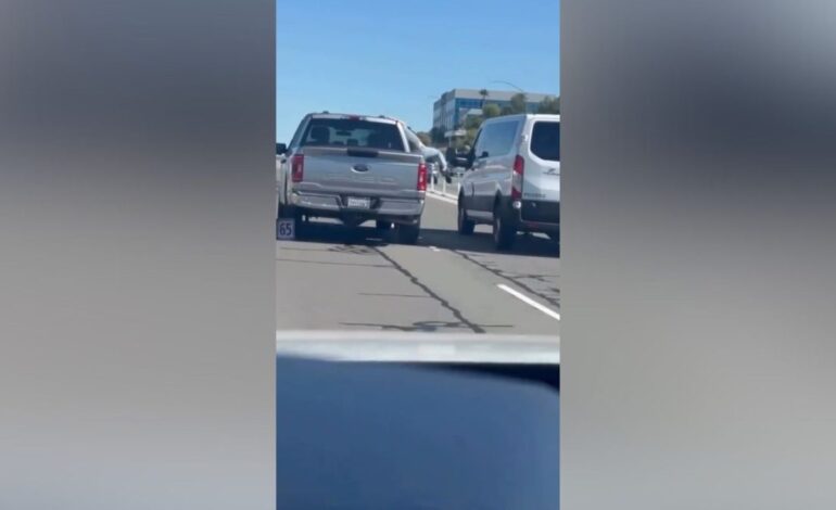 una mujer se cuelga de la ventanilla del coche para hacer esto contra otro vehículo